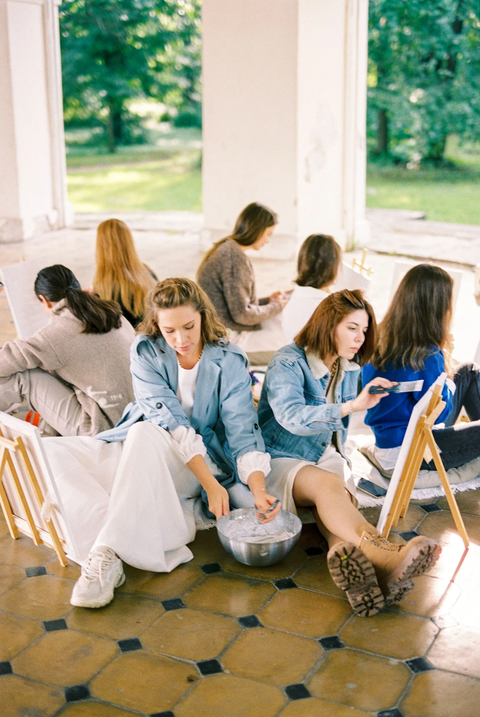 Varias mujeres pintan en un taller