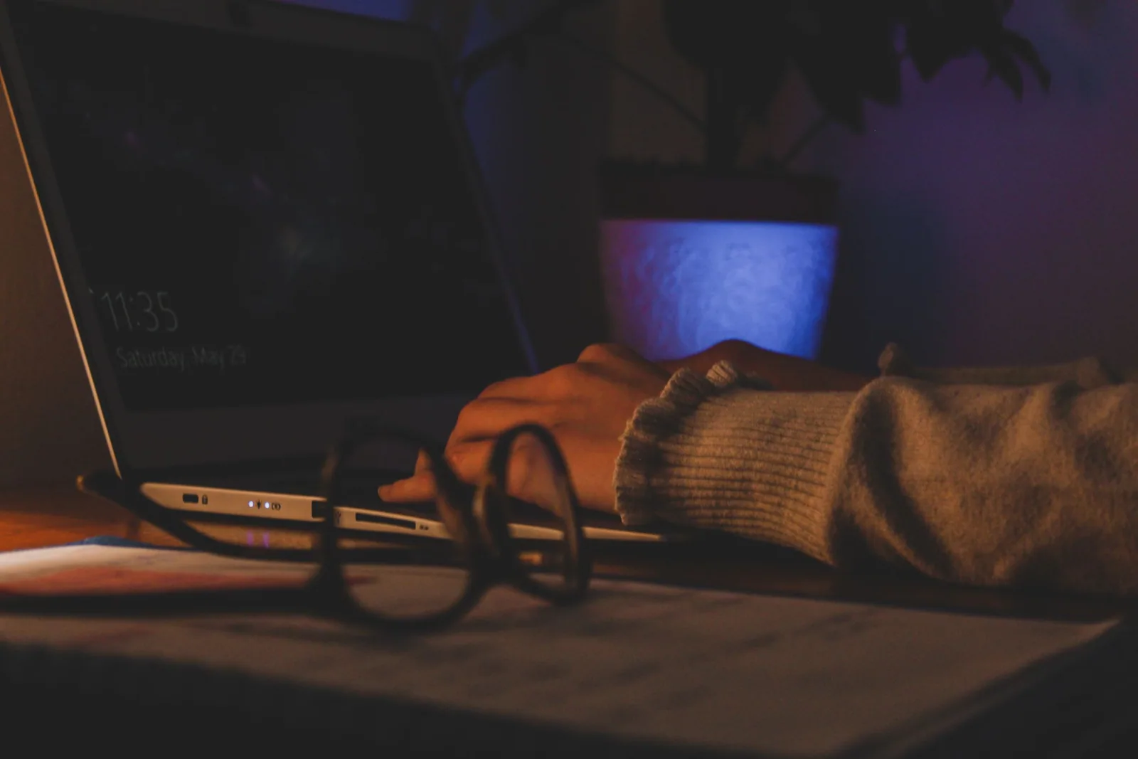 Una mano escribe en el teclado de un portátil