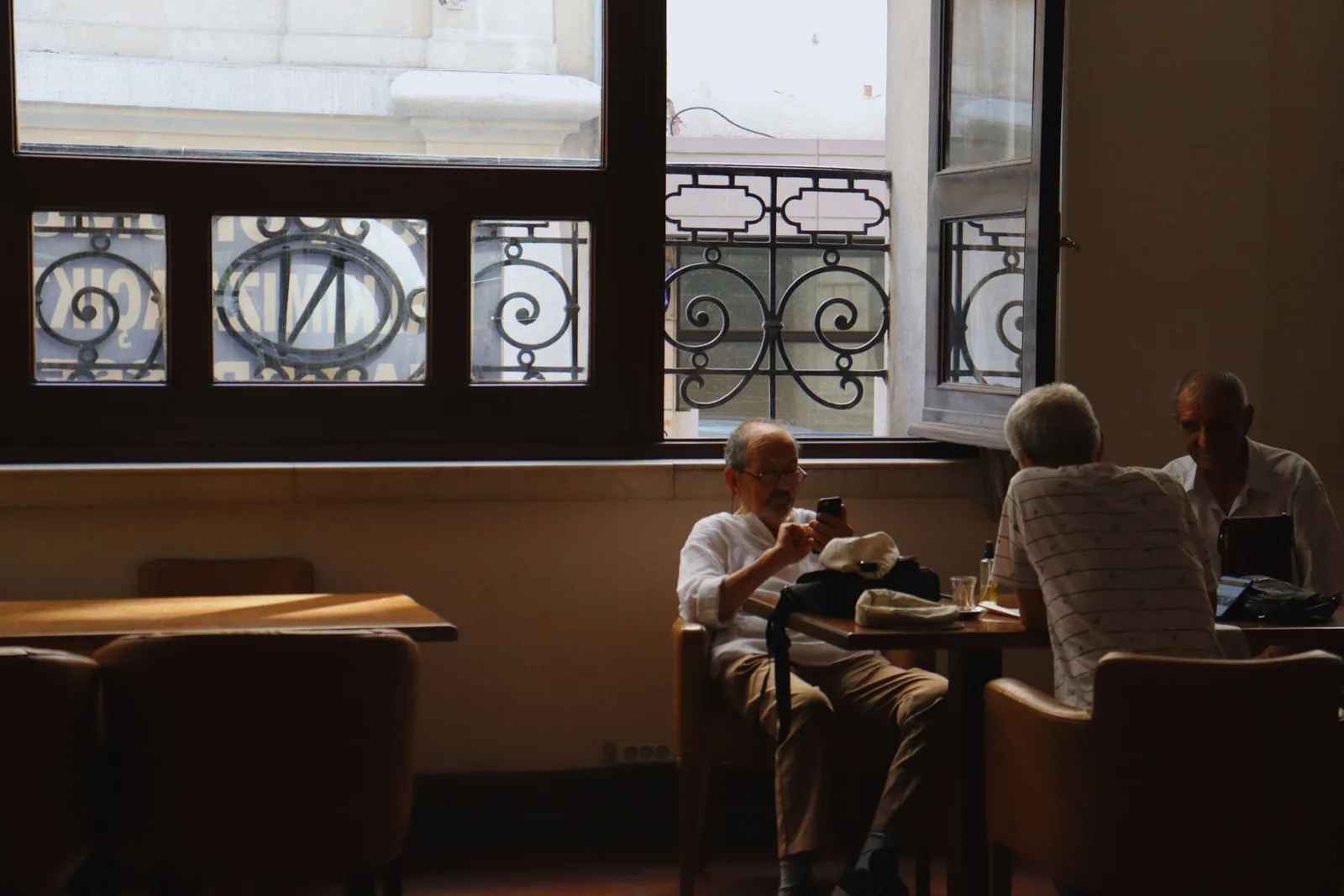 Un grupo de hombres mayores reunidos en una cafetería