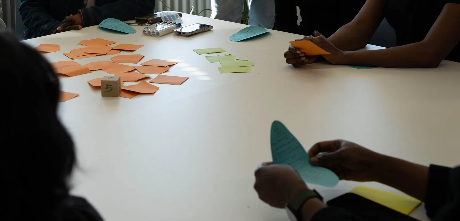 Un equipo comparte ideas y anotaciones