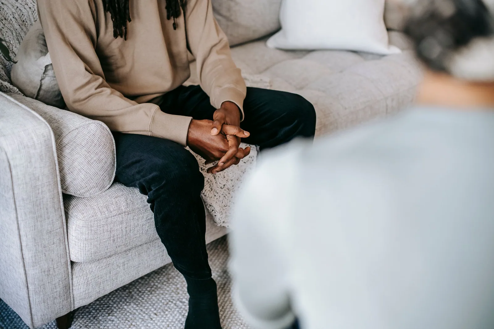 Dos personas sentadas durante una conversación en consulta