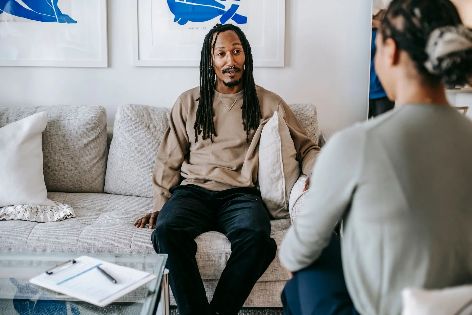 Un hombre conversa con una profesional en consulta